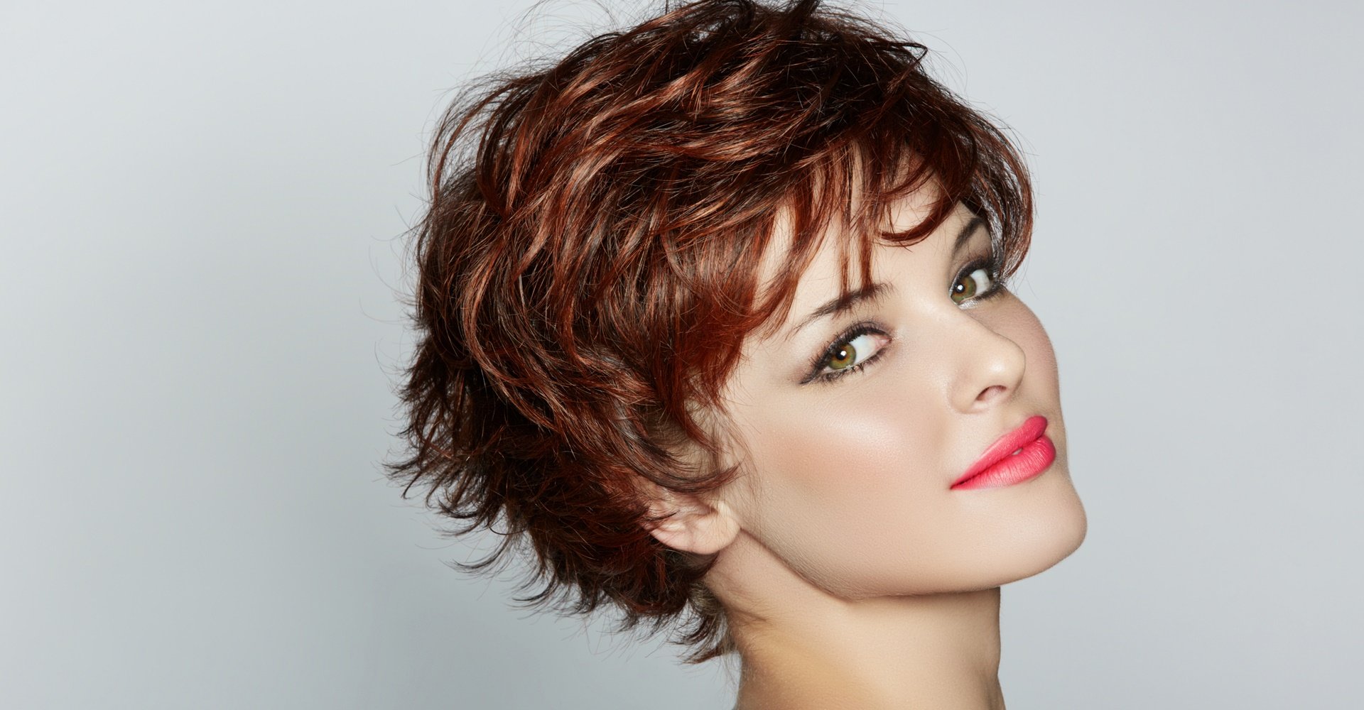 mulher com cabelo acobreado curto